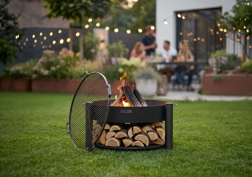 COOK KING fire bowl with a grate and firewood on a family evening